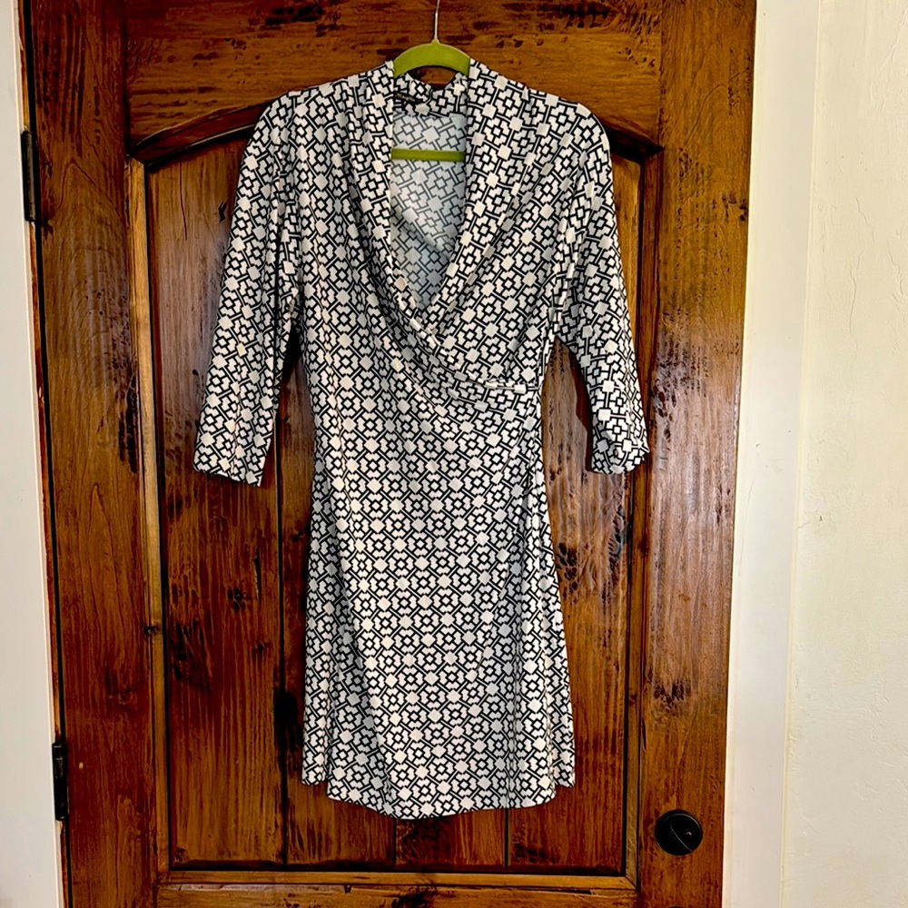 J. McLaughlin Black and White Sheath Dress with Scoop Neck